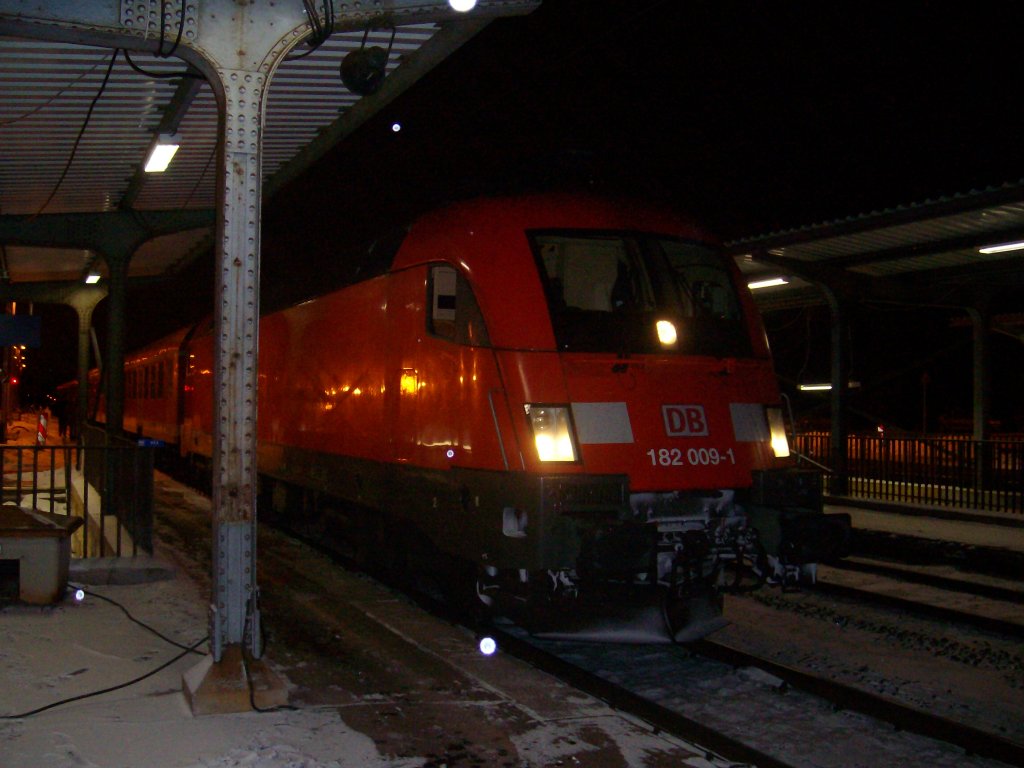 BR 182 009-1 als Sonderleistung vor RB in Grokorbetha vor der Abfahrt nach Halle S-Hbf am 13.12.2010