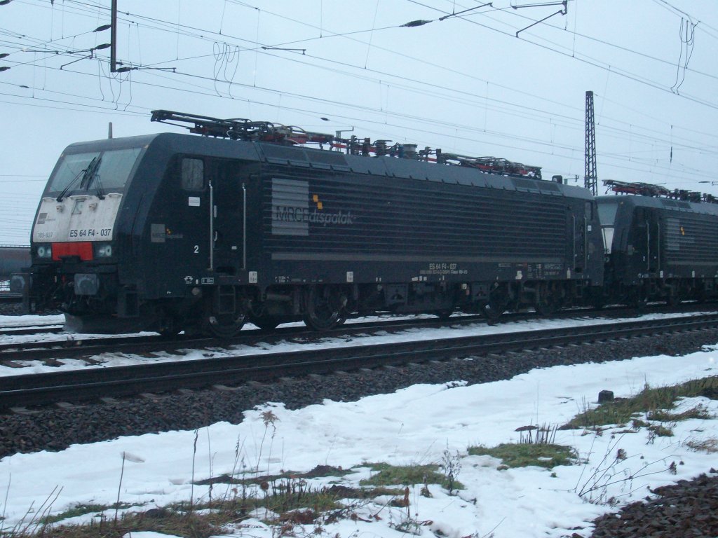 BR ES64 F4-037 der MRCE Dispolok in Grokorbetha am 12.12.2010 abgestellt