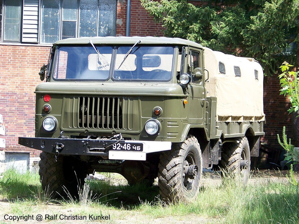 GAZ 66 Pritschenwagen - Material- und Mannschaftstransport, Allrad, Sowjetarmee, CA, lief auch bei der NVA - fotografiert am 23.05.2009 beim Milit�rfahrzeug-Treffen, St. Barbara Halle, Altes Lager/J�terbog im Land Brandenburg - Copyright @ Ralf Christian Kunkel 