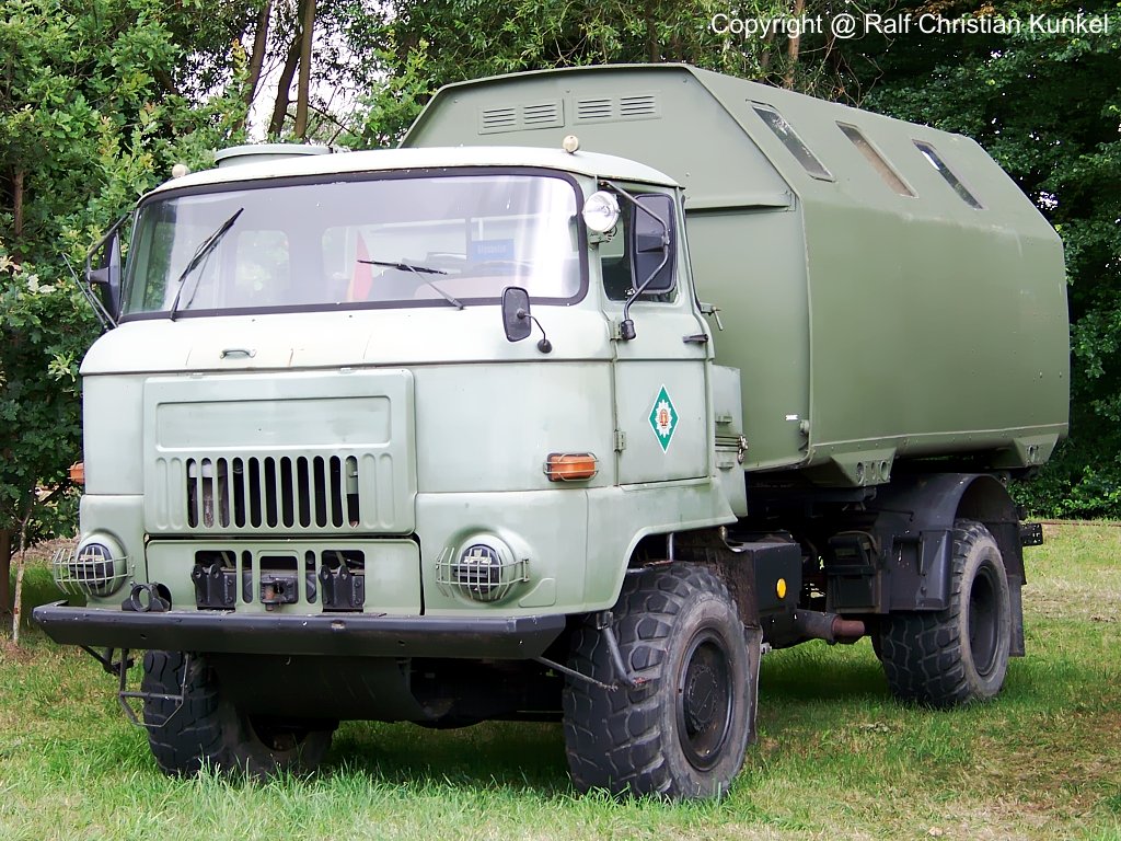 IFA L 60 1218 4x4 ND LAK - ehemaliges Fahrzeug der Bereitschaftspolizei der DDR, hier versehen mit einem leicht absetzbaren Koffer, Volkspolizei, VoPo - fotografiert am 25.07.2009 zum Museumfest am Blaulichtmuseum in Beuster - Copyright @ Ralf Christian Kunkel 