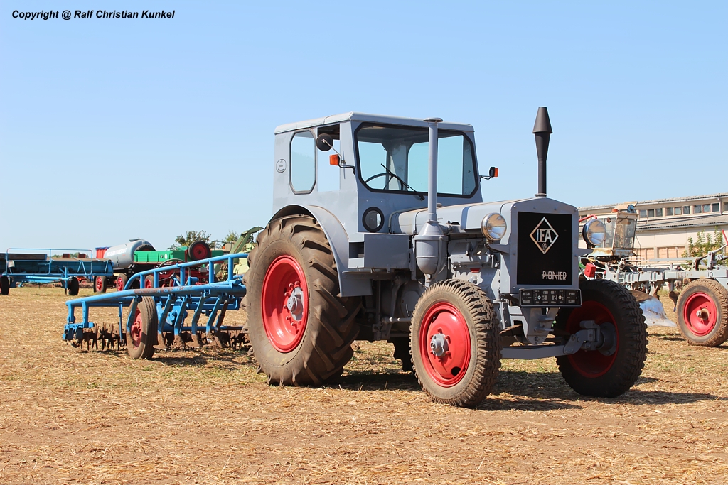 IFA RS 01/40-I  Pionier  mit Traktorenkultivator B 812 - Traktor, Schlepper, Bodenbearbeitungsger�t - Traktorenhersteller: VEB Schlepperwerk Nordhausen, DDR - fotografiert am 19.08.2012 zu den 6. Landwirtschaftstagen der Rottelsdorfer Schlepperfreunde - VEB IFA-Automobilwerk Ludwigsfelde, DDR - Copyright @ Ralf Christian Kunkel