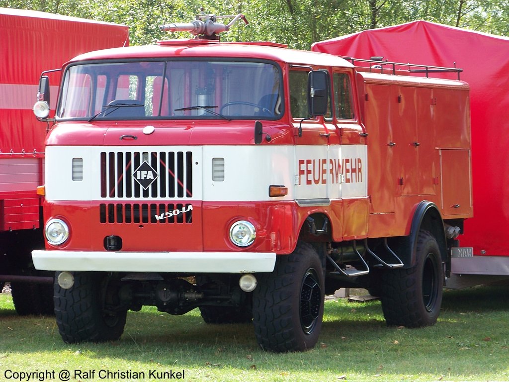 IFA W 50 LA TLF 16 Tankl�schfahrzeug mit Allradantrieb und Niederdruckbereifung - mehr zum Fahrzeug findet man im Typenkompass-Buch  DDR-Feuerwehrfahrzeuge 1945-1990 , erschienen 2010 beim Motorbuch Verlag - fotografiert am 05.09.2009 zum Ostmobil Meeting Magdeburg (OMMMA 2009) im Elbauenpark/ Magdeburg - Copyright @ Ralf Christian Kunkel 