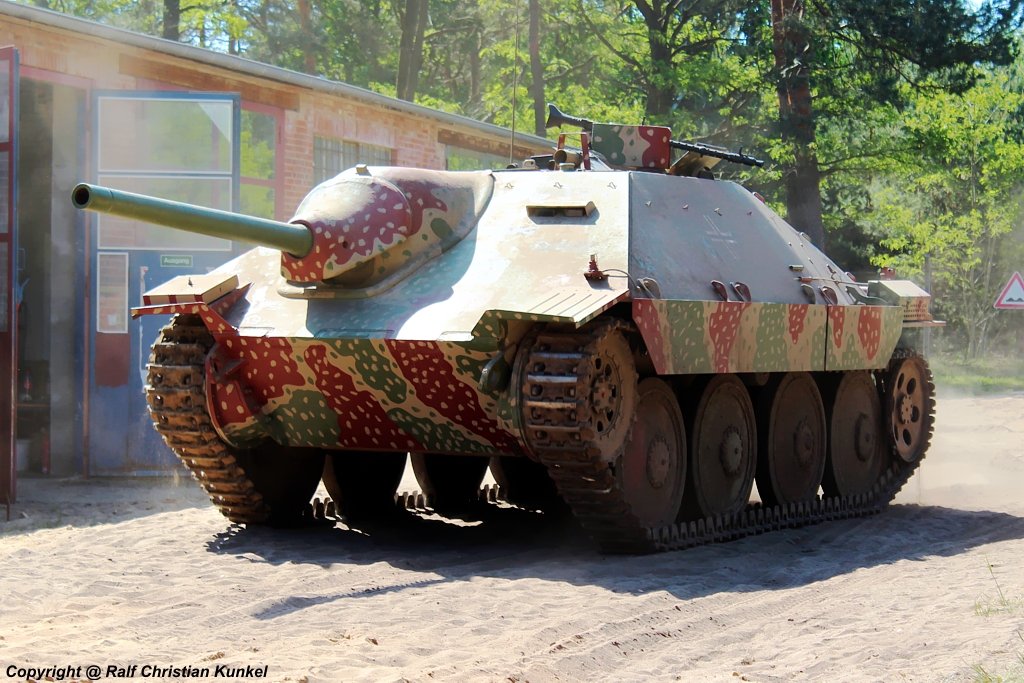 Jagdpanzer 38(t)  Hetzer  = Sonderkraftfahrzeug Sd.Kfz 138/2 - tschechischer Kettenpanzer f�r die Wehrmacht, Deutsches Reich, Deutschland - Hersteller: B�hmisch-M�hrische Maschinenfabrik (BMM) und �koda - Bauzeit: 1944-1945 - fotografiert am 20.05.2012 zur Garnison-Schau an der St. Barbara Halle Altes Lager/ J�terbog - Copyright @ Ralf Christian Kunkel - weitere Informationen zum Jagdpanzer 38(t) und seinen Eigenschaften sowie Bewaffnung findet man auch unter http://de.wikipedia.org/wiki/Jagdpanzer_38(t) 