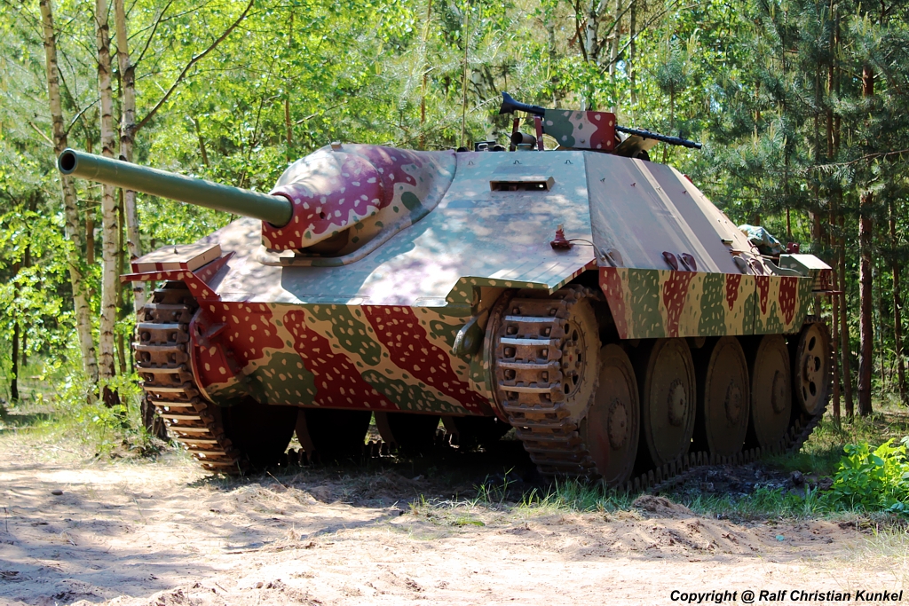 Jagdpanzer 38(t)  Hetzer  = Sonderkraftfahrzeug Sd.Kfz 138/2 - tschechischer Kettenpanzer f�r die Wehrmacht, Deutsches Reich, Deutschland - Hersteller: B�hmisch-M�hrische Maschinenfabrik (BMM) und �koda - Bauzeit: 1944-1945 - fotografiert am 20.05.2012 zur Garnison-Schau an der St. Barbara Halle Altes Lager/ J�terbog - Copyright @ Ralf Christian Kunkel - weitere Informationen zum Jagdpanzer 38(t) und seinen Eigenschaften sowie Bewaffnung findet man auch unter http://de.wikipedia.org/wiki/Jagdpanzer_38(t) 