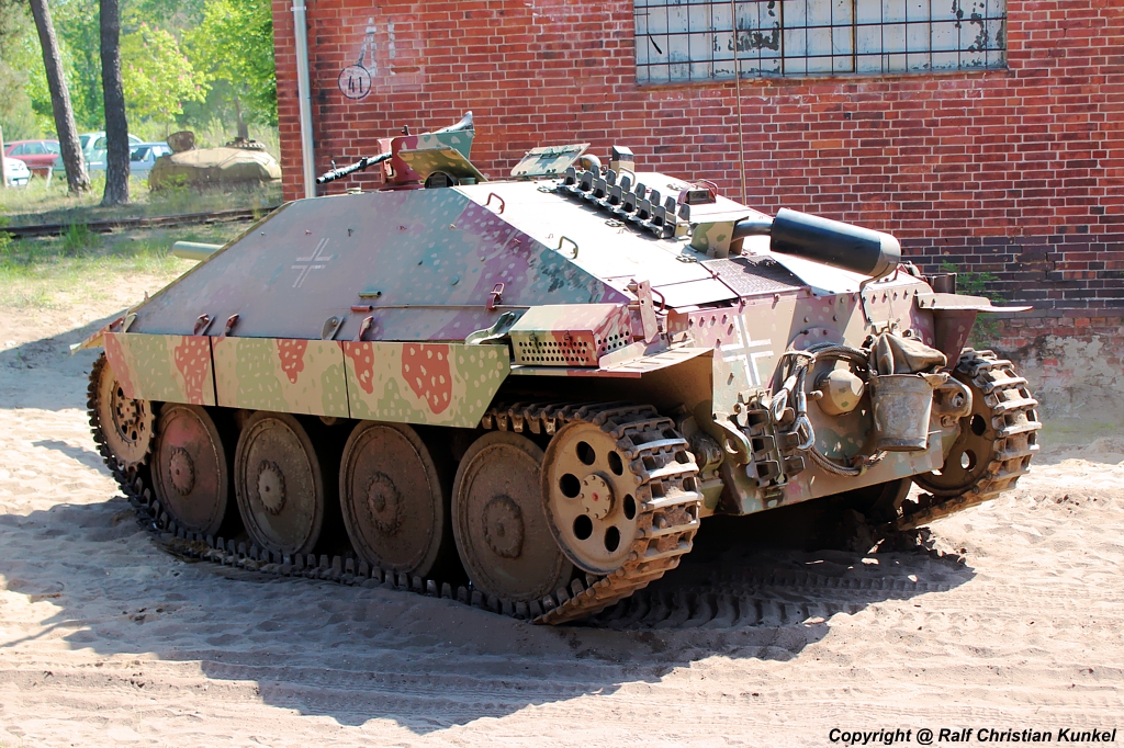 Jagdpanzer 38(t)  Hetzer  = Sonderkraftfahrzeug Sd.Kfz 138/2 - tschechischer Kettenpanzer f�r die Wehrmacht, Deutsches Reich, Deutschland - Hersteller: B�hmisch-M�hrische Maschinenfabrik (BMM) und �koda - Bauzeit: 1944-1945 - fotografiert am 20.05.2012 zur Garnison-Schau an der St. Barbara Halle Altes Lager/ J�terbog - Copyright @ Ralf Christian Kunkel - weitere Informationen zum Jagdpanzer 38(t) und seinen Eigenschaften sowie Bewaffnung findet man auch unter http://de.wikipedia.org/wiki/Jagdpanzer_38(t) 