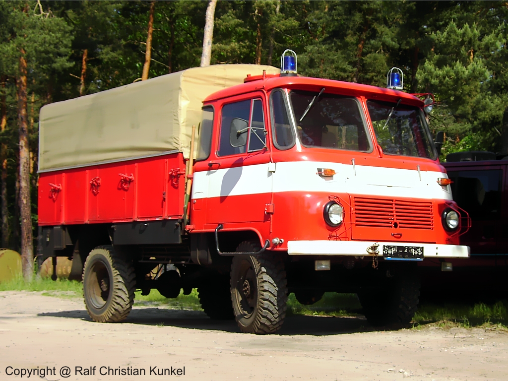 L�schgruppenfahrzeug LF 8-TS 8 auf Robur LO 2002 A - mehr zum Fahrzeug findet man im Typenkompass-Buch  DDR-Feuerwehrfahrzeuge 1945-1990 , erschienen 2010 beim Motorbuch Verlag - fotografiert am 20.05.2007 im Land Brandenburg - Copyright @ Ralf Christian Kunkel 