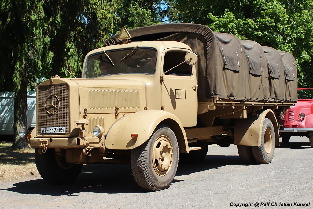 Mercedes-Benz L 4500 S Pritschenwagen (Standardausf�hrung) sandfarbend - BJ 1944 - Bauzeit aller L 4500 S: 1939-1944 - Wehrmacht, Deutsches Reich, Deutschland - fotografiert am 20.05.2012 zur Garnison-Schau an der St. Barbara Halle Altes Lager/ J�terbog - Copyright @ Ralf Christian Kunkel