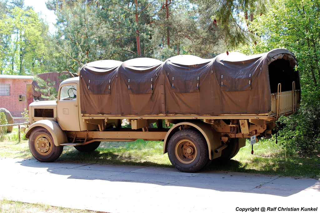Mercedes-Benz L 4500 S Pritschenwagen (Standardausf�hrung) sandfarbend - BJ 1944 - Bauzeit aller L 4500 S: 1939-1944 - Wehrmacht, Deutsches Reich, Deutschland - fotografiert am 20.05.2012 zur Garnison-Schau an der St. Barbara Halle Altes Lager/ J�terbog - Copyright @ Ralf Christian Kunkel

