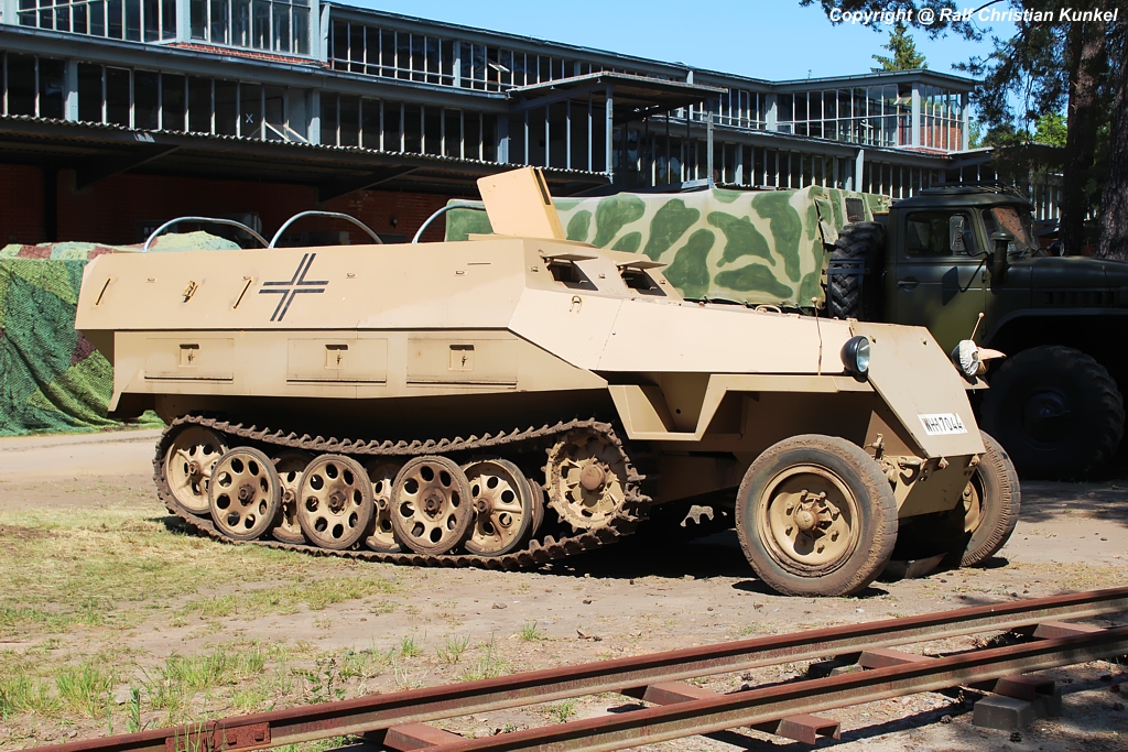 OT-810 - OT = Obreneny transporter(gepanzerter Mannschaftstransporter) -  tschechisches Nachkriegs-Halbkettenfahrzeug auf Basis des Sd.Kfz. 251 - Einsatz in der Tschechischen Armee ab 1958 - CSLA, ACR, CSSR, Tschechien, CZ - fotografiert am 20.05.2012 zur Garnison-Schau an der St. Barbara Halle Altes Lager/ J�terbog - Copyright @ Ralf Christian Kunkel 

