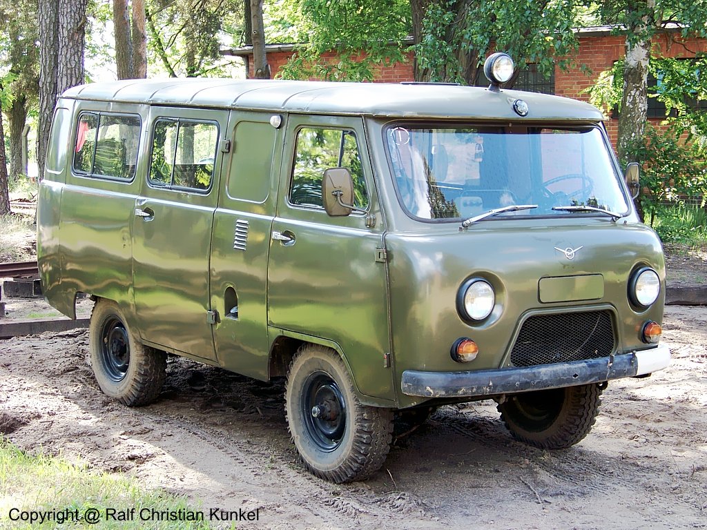 UAZ 452 - Allrad, Sowjetarmee, CA, lief auch bei der NVA - fotografiert am 23.05.2009 beim Milit�rfahrzeug-Treffen, St. Barbara Halle, Altes Lager/J�terbog im Land Brandenburg - Copyright @ Ralf Christian Kunkel