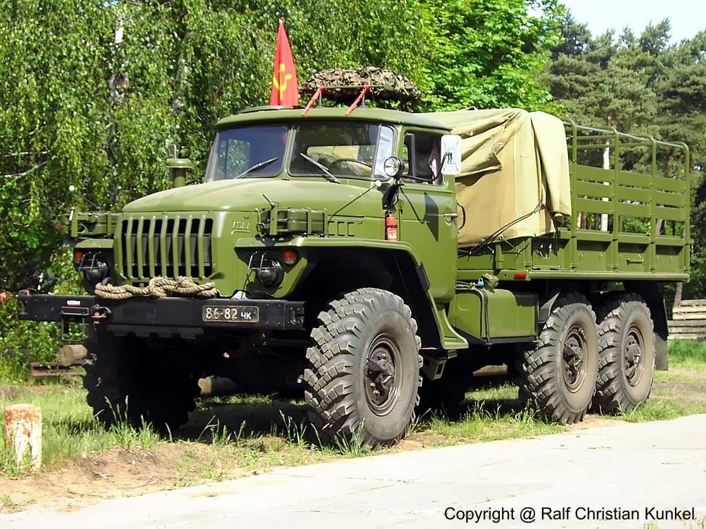 Ural 4320 Pritschenfahrzeug - Mannschafts- und Materialtransport, Sowjetarmee, CA, Fahrzeuge dieser Art wurden auch bei der NVA eingesetzt - fotografiert zum Milit�rfahrzeug-Treffen bei der St. Barbara Halle, Altes Lager/ J�terbog im Land Brandeburg am 20.05.2007 - Copyright @ Ralf Christian Kunkel 