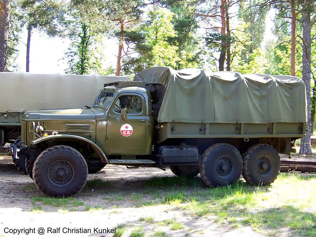 ZIL 157 - Pritschenwagen, Material- und Mannschaftstransport, Allrad, Sowjetarmee, CA, lief auch bei der NVA - fotografiert am 23.05.2009 beim Milit�rfahrzeug-Treffen, St. Barbara Halle, Altes Lager/J�terbog im Land Brandenburg - Copyright @ Ralf Christian Kunkel
