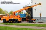 ADK 63-2 Autodrehkran mit einem TAKRAF Motorgreifer - Tragf�higkeit von 6,3 t - Hersteller: VEB Schwermaschinenbau  Georgi Dimitroff  Magdeburg, Kombinat TAKRAF, DDR - fotografiert am 01.05.2013 zum